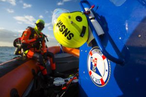 Personne sur bateau de sauvetage
